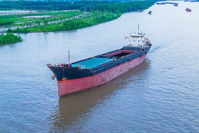 Large-scale vessel cargo ship for petroleum transport